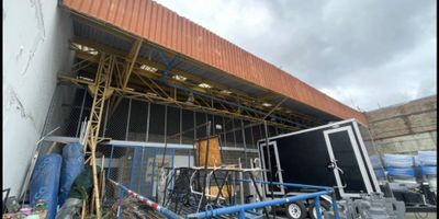 Magnifica propiedad comercial de 1.467 m² ubicada sobre vía principal en Puente Aranda. Cuenta con un local comercial de 167 m², bodega de 251 m², patio de maniobras de 775 m² y parqueadero de 274 m². Disponible a partir del 1º de Mayo
