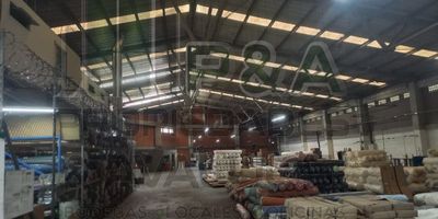 ¡Gran oportunidad! Sorprendente bodega industrial lista para crecer su negocio 
Ubicada estratégicamente en La Estrella, zona con alto tráfico vehicular y peatonal, se encuentra esta espectacular bodega de 1420m2 que será el motor para impulsar tu emprendimiento. 
Con acabados de primera, pisos en losa y doble altura, este espacio está diseñado para optimizar procesos productivos o de almacenamiento. Cuenta con 2 amplios y luminosos baños así como áreas adminstrativas separadas, dándote comodidad y versatilidad.
Cercana a colegios como el Instituto Antonio José Camacho y centros comerciales como Éxito La Estrella, ofrece facilidades para el personal y proveedores. Además, la ruta del Sitp y paradas de buses a solo minutos garantizan conectividad sin igual.  
El dinámico barrio Caldas, corazón económico de la localidad, te brinda un entorno seguro y con múltiples servicios las 24 horas.
¡No dejes pasar esta oportunidad de negocio en una de las zonas con mayor proyección e infraestructur