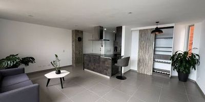 Apartaestudio en arriendo, ubicado en el exclusivo sector de Esmeraldal en Envigado, ofrece un ambiente moderno y cómodo en 74 metros cuadrados. Con una amplia habitacion con vestier y baño privado, es ideal para quienes buscan privacidad y confort. El espacio se complementa con una luminosa sala comedor, un balcón que permite disfrutar del aire libre y una excelente vista. Además, cuenta con parqueadero para automovil y motoclicleta y un cuarto útil para almacenamiento adicional. La unidad residencial destaca por sus completas zonas comunes, que incluyen piscinas, sauna, turco, salón social, gimnasio, guardería, sala de cine, sendero peatonal y juegos infantiles, brindando un lugar ideal para vivir.