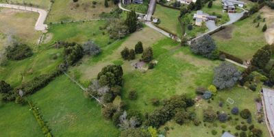 Venta de Lote independiente ubicado en el Alto de las Palmas, en el exclusivo sector de La Acuarela. Este sector se destaca por ser muy tranquilo y campestre, brindando un entorno natural y privado, a tan solo minutos del área urbana de Medellín.

El lote se encuentra cerca de reconocidas unidades residenciales como Encenillos, Village y Arrayanes, lo que resalta aún más su ubicación estratégica y alto potencial de valorización.

Cuenta con un área total de 5.000 m2, con una topografía completamente plana, ideal para desarrollar un proyecto arquitectónico de gran escala o una residencia campestre de lujo.

No unidad cerrada

 
