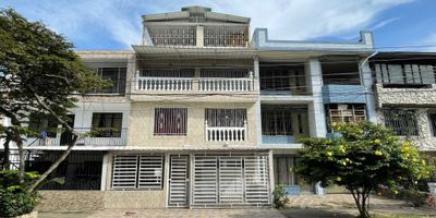 INVERCIONISTA  ¡¡¡¡¡ VENDO EXCELENTE CASA BIFAMILIAR ,RENTANDO $ 3.100.000 ,TOTALMENTE INDEPENDIENTE DE CUATRO PISOS AMPLIOS.DOCUMENTOS LIBRES DE LIMITACIONES .
CON CONTRATO A FEBRERO DEL 2025 ,Y OTRO FINALIZANDO MARZO DEL 2026 .
SUPER CASA, OPTIMOS ACABADOS .
NOTA ESTA PROPIEDAD SOLO TIENE PROTOCOLIZADO UN PISO,AVALUO CATASTRAL ESTA POR CIENTO OCHENTA Y CINCO MILLONES .
PRIMER PISO CUENTA CON APTO INDEPENDIENTE ,SALA COMEDOR ,COCINA SENCILLA,CUATRO HABITACIONES,UN BAÑO, PATIO DE ROPAS .
SEGUNDO PISO SALA INDEPENDIENTE COMEDOR INDEPENDIENTE ,BALCON ,CUANTO CON CLOSET ,CUARTO SIN CLOSET,UN BAÑO,COCINA SENCILLA AMPLIA,PATIO DE ROPAS .
TERCER PISO,SALA COMEDOR AMPLIA,BALCON GRANDE,CUARTO AMPLIO CON CLOSET.
CUARTO PISO ,SUPER TERRAZA AMPLIA TECHADA,CON HABITACION ,ZONA DE OFICIOS.
INFO DIRECTA EN EL CEL TRES,ONCE,SIETE,CINCO,CINCO,DIECINUEVE,SIETE TRES..3117551973