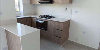 Esta es una excelente oportunidad de alquiler de un hermoso apartamento ubicado en La Ceja, uno de los municipios más atractivos y acogedores de Antioquia. Su ubicación privilegiada le otorga una vista panorámica increíble desde su balcón, donde podrás disfrutar de los maravillosos paisajes naturales que rodean la zona.

El inmueble cuenta con un área total de 64 metros cuadrados distribuidos inteligentemente, en su interior incluye 2 habitaciones amplias y cómodas, con baños en habitación principal y auxiliar, lo que brinda mayor comodidad y privacidad para todos sus residentes.

Su diseño moderno y funcional incluye una barra estilo americano en la cocina integral, perfecta para disfrutar de momentos agradables con familia y amigos mientras preparas tus comidas favoritas. El apartamento también está equipado con calentador y gas domiciliario para brindar mayor confort en tu día a día.

Sus acabados de alta calidad incluyen clósets en todas las habitaciones y suelos de cerámica/mármol, que le aportan una sensación de amplitud y elegancia a los espacios. Además, su sala de estar y hall de alcobas son ideales para relajarse y disfrutar de momentos de tranquilidad.

En cuanto a sus características externas, el apartamento cuenta con acceso pavimentado y está ubicado en una urbanización cerrada con vigilancia, lo que garantiza la seguridad y tranquilidad de todos sus residentes. También cuenta con ascensor y portería/recepción, lo que hace que su entrada y salida sea más cómoda y práctica.

Su cercanía a la zona urbana y a las principales vías de transporte público facilitan la movilidad y el acceso a servicios y comercios en general. También podrás disfrutar del área social y la zona infantil que ofrece esta urbanización, así como de sus amplias zonas verdes y paisajes naturales.

En resumen, este apartamento para alquilar en La Ceja, Antioquia, es una excelente opción para aquellos que buscan un lugar espacioso, confortable y seg