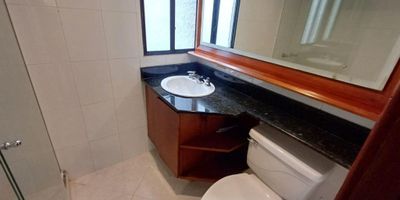 Descubre esta increíble casa con 3 habitaciones, 3 baños mas habitación de servicio y 2 parqueaderos paralelos  en Envigado . Con 150 metros cuadrados construidos, es el lugar perfecto para tu familia. ¡No dejes pasar esta oportunidad! Contáctanos ahora para más información.