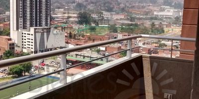 Apartamento en Unidad Residencial Cyprus, Sabaneta
Ubicado en la exclusiva Unidad Residencial Cyprus, en Sabaneta, Antioquia, este amplio y cómodo apartamento ofrece
4 habitaciones amplias y luminosas
2 baños completos
Sala comedor espaciosa con excelente ilidad
Parqueadero exclusivo para residentes
Cuarto útil para almacenamiento 
Un espacio ideal para familias grandes o grupos que buscan comodidad, espacio y seguridad. La ubicación en la Unidad Residencial Cyprus ofrece un ambiente tranquilo y relajado, con acceso a zonas verdes y servicios básicos.