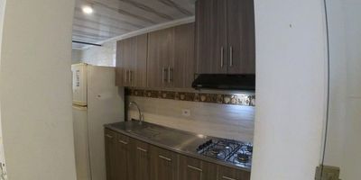 VENDO apartamento en Conjunto Residencial Surcos de Pangola, Avenida Sachamate, Jamundí. El apartamento está ubicado en quinto piso, con ascensor y parqueadero propio en plataforma. Está totalmente terminado y cuenta balcón con vista hacia el interior del conjunto, cocina integral, zona de oficios, sala-comedor,  tiene tres alcobas, la alcoba principal tiene espacio para vestier y baño, las dos alcobas auxiliares comparten un baño.
El conjunto tiene portería 24/7, salón social, piscina, cancha múltiple, parque de juegos infantiles y  se encuentra a pocos minutos del Centro comercial Alfaguara y muy cerca a supermercados y varios parques deportivos y recreativos.