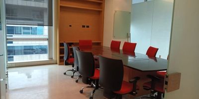 Venta de Oficina amoblada de 184 m2. Rentando actualmente. Ubicada en piso diecinueve, en excelente edificio AAA del Centro empresarial Santa Ana. La oficina cuenta con recepción, oficina de gerencia, sala de juntas para diez personas, dos oficinas cerradas, espacios abierto con siete puestos de trabajo, cocineta, cuarto de rack, con cableado estructurado, aire acondicionado, spiker contra incendios, y cuatro parqueaderos privados. Uso comercial y de salud primer nivel. El edificio cuenta con dos auditorios para reuniones con capacidad para sesenta personas cada uno, batería de baños para hombres, mujeres y discapacitados, en todos los niveles, vigilancia 24/7, tarjetas de acceso, diez ascensores, circuito cerrado de TV, sistema de sensores de humo y movimiento, planta de suplencia total, parqueadero para visitantes, sistema de seguridad con rayos x, detector de armas, cámaras de seguridad. El sector cuenta con parques públicos, hoteles, restaurantes, zona bancaria y comercial. Excelentes vías de acceso como la Carrera Séptima, Carrera 9 y la Calle 116. Transporte público cercano SITP y Sistema Hibrido de Transmilenio.