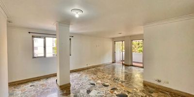 Bonito apartamento ubicado en Castropol a dos cuadras de la avenida el poblado, sector tranquilo, Construcción tradicional , 128 mts más 15 mts de parqueadero y cuarto útil, piso en retal de mármol , tres alcobas mas alcoba de servicio, tres baños , cocina integral , amplio balcón , red de gas, portería 24h , piscina, ascensor con valor de arriendo $3.700.000 incluida Administracion IN1889
