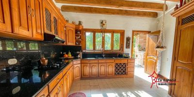 Casa-finca en venta en Loma del Escobero, Envigado de 315 m2 aproximadamente cuenta con sala, comedor, 3 alcobas, 3 closets, 5 baños, cocina integral, biblioteca, zona de ropas, calentador y parqueadero.