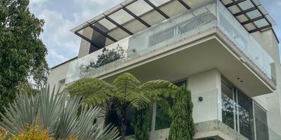 Apartamento en venta en Las Palmas, de 700 m2 aproximadamente cuenta con sala, comedor, 4 alcobas, 4 closets, 8 baños, vestier, cocina integral, biblioteca, parqueadero doble y cuarto util.En unidad cerrada.