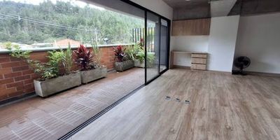 Descripción 447- 12827 Apartamento tipo loft en Arriendo en el Retiro. Este apartamento de 52 metros ofrece un diseño cómodo y funcional. Cuenta con espacio abierto, 1 baño, sala comedor iluminada, mueble tipo estudio, 1 clóset, cocina integral moderna, zona de ropas independiente, balcón con vista agradable. Además, dispone de parqueadero privado. Se encuentra ubicado en una unidad cerrada que ofrece portería 24 horas, salón social, coworking, ascensor y shut de basuras. Su ubicación estratégica permite fácil acceso a rutas de transporte público. Código del inmueble 12827.