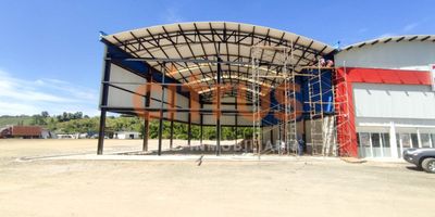 Bodegas en arriendo para estrenar, sobre la autopista Med - BogExcelente ubicación, dentro de un complejo comercial e industrial, cerca se encuentran marcas como Tienda D1, empresas de agroinsumos y maquinaria de jardinería insutrial.Esta bodega al ser esquinera, se espera a la solicitud del arrendatario que la tome, si se tapa con el material de la misma estructura o se pone un ventanal con vidrio templado para que tenga una fachada con excelente vitrina. El sector para fines de semana es con mucho flujo de personas y cuenta con un amplio espacio de parqueaderos. Mt2 a $30.000 más IVA, bodega de 340 mtrs2, tiene 9 mtrs de alto y energía 110 y 220v. Canon $12.150.000 iva incluído.