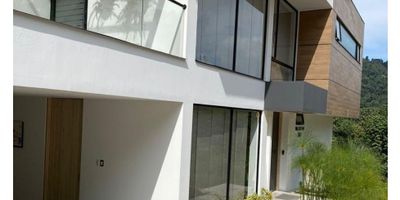 Casa en conjunto cerrado, de 2 niveles, 5 alcobas, vestier, 5 clósets, 6 baños, calentador, sala comedor, cocina integral con gas natural, suelos en porcelanato y madera flotante, zona de ropas, garaje, depósito, terraza, zona residencial, zonas verdes. 
