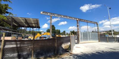 Lote en arriendo bastante extenso, actualmente se usa para almacenar materiales. Autopista Med . Bog, Rionegro.Se pueden arrendar 1.000 o 2.000M2 dependiendo de la necesidad. Tiene una cubierta que se puede usar como bodega, dado el caso de que se requiera se estudia la posibilidad se puede también estudiar la probabilidad de adecuar un container para uso de oficinas, tiene una parte en losa de concreto, puerta de acceso para mulas y camiones grandes, Se encuentra a 200M2 de la autopista Med-Bog. Uso comercial e industrial.Canon $10.000.000  IVA negociables