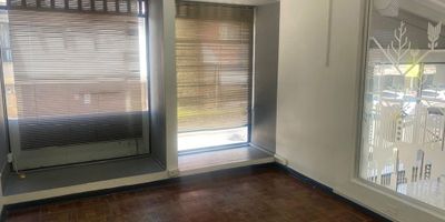 Casa Comercial independiente en arriendo cerca a parque, rutas de transporte publico, vias principales, supermercados, centros comerciales, restaurantes y servicios complementarios del sector. Piso en baldosa, 12 espacios, 2 niveles, baños, aire acondicionado central. Vitrina, porteria 12 horas y circuito cerrado de tv. Inmuebles sujetos a verificación de disponibilidad.
