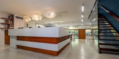 En el corazón de la ciudad, se encuentra esta imponente oficina de 765 metros cuadrados, un espacio que despierta la creatividad y la productividad. Con 10 baños y 10 parqueaderos, ofrece comodidad y funcionalidad para tu equipo y clientes. Sus amplias áreas de trabajo y salas de reuniones brindan un ambiente profesional y acogedor. Con una ubicación privilegiada y una arquitectura moderna, este lugar se convierte en el escenario perfecto para alcanzar el éxito empresarial. ¡Haz de esta oficina el nuevo hogar de tu negocio!