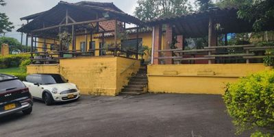 Ofrecemos para la venta una hermosa finca en Envigado, Antioquia. Con espacios bien distribuidos, la casa cuenta con comodidades como seis amplias habitaciones, un balcón con vista a la ciudad y al montanas, una cocina independiente, comedor, cuarto de televisión y un jardín donde podrás disfrutar del aire libre.

Además, está diseñada con piso en baldosa tradicional y buena iluminación natural que le da un ambiente cálido y acogedor. También cuenta con cuatro parqueaderos individuales, ideal para familias numerosas o si te gusta tener invitados. Pero eso no es todo, también ofrece un espacio de almacenamiento adicional para que nunca te falte espacio y puedes traer a tu mascota sin problemas.

Disfruta de una vida llena de comodidad y tranquilidad en esta casa. No esperes más y aprovecha esta increíble oportunidad. ¡Pide tu visita ya!