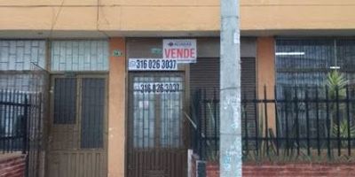 El local está ubicado en el barrio Gustavo Restrepo, en el primer piso del Edificio Calimar. Se desarrolla en dos niveles uno en primer piso y otro en semisotano. Consta de una entrada, un baño, un lavaplatos, escalera de primer piso a semisótano y un espacio para depósito. Area privada de 28.47mt2 distribuídos así semisotano 10.20mt2, primer piso 18,27mt2. Presenta 2.90mt2 de fachada y 6.30mt2 del patio central. Contiene un deposito de 1.4mt2 y limita con zona de jardín común y la zona de parqueadero común. El local esta ubicado cerca a colegios, zonas comerciales y con vías importantes de acceso como la caracas y la calle 27 sur.