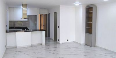 Venta Apartaestudio PRECIO DE OPORTUNIDAD en primer piso, de área construida 75,3, ubicado en la Zona Oeste de Cali. Consta de alcoba principal con baño y vestier, sala comedor, baño Social, Cocina integral, cuarto de aseo, terraza interna común de uso exclusivo de área de 26,68 m². Parqueadero en sótano, depósito en sótano. Iluminado y ventilado naturalmente. El edificio cuenta con portería 24 horas, terraza, gimnasio, piscina en último piso, cocineta, baños y salón social. La zona está cerca de lugares emblemáticos como la estatua a Sebastián de Ben Alcázar, el Zoológico, Avenida del Río. Además, la proximidad con el Parque del Perro, uno de los puntos más populares para disfrutar de una caminata o una tarde al aire libre, es un gran atractivo para los residentes de Bellavista; también ofrece fácil acceso a importantes vías de la ciudad, lo que permite desplazarse cómodamente hacia otros puntos de Cali.