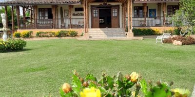 Si desea vivir alejado del ruido y la congestión de la ciudad pero cerca de ella, le ofrecemos casa amoblada a pocos minutos de Villamaría Caldas y a unos 20 minutos de Manizales. Servicios públicos estrato 2 rural, Casa adicional para el casero con Bodega, Perrera, piscina, Zona Bbq, zonas verdes, árboles frutales, cultivos de la región, Casa Principal. 5 habitaciones, 5 baños, cocina abierta, amplio salón social, corredores, oratorio, rampa de acceso. Contáctenos para agendar cita 