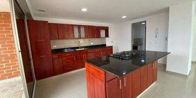 Este hermoso y amplio penthouse tiene 326 metros cuadrados se encuentra ubicado en el sector Aves María, Sabaneta (Ant), cerca del Éxito, el parque principal y otros puntos de interés.
En el primer nivel, cuenta con sala, comedor, cocina integral, una amplia terraza con vista panorámica, zona de ropas con closet, habitación de servicio con baño y baño social.
En el segundo nivel, dispone de espacio para biblioteca o estudio, cuatro habitaciones con vestier y baño, patio y la habitación principal con balcón y un closet adicional.
Además, incluye parqueadero doble lineal y cuarto útil.
La unidad ofrece portería permanente, salón social, juegos infantiles, piscina, zona de bronceo, turco y sauna.
¡No dejes pasar esta oportunidad única! Contáctanos al 3012021300 para programar una visita y conocer más sobre este increíble penthouse.