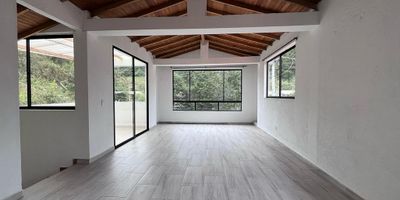 Casa en arriendo en sector campestre, muy tranquilo y poco flujo vehicular, cercano a via principal y servicios complementario del sector. Piso en ceramica, tres niveles, sala comedor, estar de tv, 3 alcobas con baño en la principal, cocina integral abierta tipo americano,  balcon, terraza y parqueadero independiente cubierto Cuenta con parques infantiles. Inmuebles sujetos a verificación de disponibilidad.
