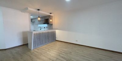Codigo 26515. Apartamento en arriendo ubicado en Medellín sector LaurelesDescripción general del inmueble* 3 Habitaciones con closet* 2 baños* Salon - comedor* Estar de alcobas* Cocina abierta integral* Balcón* Parqueadero sencillo* Cuarto útil* Red de gas* Servicios públicosCerca a: Mall Laureles, Exito de Laureles, Segundo Parque de Laureles, La Avenida 80, La Avenida 33,  La Avenida Nutibara, con Daciles vias de acceso y Transporte Publico.
