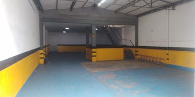 Bodega independiente en arriendo cerca vias principales, rutas de transporte publico, supermercados, centro comerciales y servicios complementarios del sector. Piso en mortero, 2 espacios, 2 niveles, baños, mezanine, piso reforzado de 3T, energia monofasica, KVA 8, puerta camion NPR, altura interna de 4m Inmuebles sujetos a verificación de disponibilidad.
