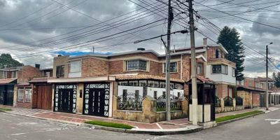 ADMINISTRADORA AAVAL ARRIENDA ESPECTACULAR CASA ESQUINERA DE DOS NIVELES Y UN ALTILLO, ZONA PRESTIGIOSA, EXCELENTE UBICACIÓN.  250 M2 DE TERRENO, 430 M2 DE CONSTRUCCIÓN, 5 ALCOBAS, 4 BAÑOS, ESTUDIO, ALTILLO CON CENTRO DE ENTRETENIMIENTO, 5 GARAJES, BALCONES, JARDINES EXTERIORES, VIGILANCIA, COCINA MODERNA, AMPLIA ZONA DE ROPAS Y CUARTO DE SERVICIO. SALA CON CHIMENEA, COMEDOR INDEPENDIENTE, CREANDO AMBIENTES CÓMODOS Y ELEGANTES. CERCA A AEROPUERTO, CENTRO INTERNACIONAL, UNIVERSIDAD NACIONAL, REGISTRADURÍA,  ZONAS VERDES,  PARQUE LA ESMERALDA. IDEAL PARA AQUELLOS QUE BUSCAN VIVIR EN UNA ZONA TRANQUILA CON EXCELENTES CONEXIONES Y SERVICIOS AL ALCANCE. ACCESO POR CALLE 53