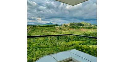 Bienvenido a tu nuevo apartamento, piso alto, con amplio balcón y una vista espectacular hacia el cañón.

Este moderno apartamento, cuenta con 3 alcobas, la principal con baño, aire acondicionado, balcón y mueble incorporado.

Además, sala comedor con aire acondicionado, cocina abierta y dos parqueaderos.

Esta ubicado en zona campestre de Cerritos, en un conjunto residencial con múltiples zonas comunes: Piscinas para niños y adultos, gimnasio, coworking, lavanderia, bbq, portería permanente, cancha múltiple, volleyplaya, parqueaderos de visitantes, entre otros.

Contáctanos.

 
