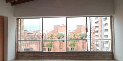 Apartamento en arriendo ubicado en edificio exterior. Esta situado en sector central, entorno residencial de facil acceso desde via principal, facil salida, conexion a rutas de transporte publico y facilidad a servicios complementarios como restaurantes, supermercados, estacion de servicio, universidad, variedad de tiendas de servicios y comercio en general. Cuenta con acabados tradicionales, optima iluminacion natural, piso en marmol, puerta de seguridad, area social con ventanal tipo balcon vista externa, sala comedor y cocina integral abierta con barra americana. Tiene 3 alcobas, baño con tina y closet en la princial, baño social y zona de ropas independiente; parqueadero paralelo cubierto. El edificio cuenta con ascensor, citofonia, porteria 12 horas, circuito cerrado de tv y alarma. Inmuebles sujetos a verificación de disponibilidad.