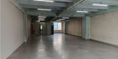 Oficina en Edificio con Portería las 24 horas, piso 4 con muy buenos acabados, ascensor, fácil acceso y cerca a estación del metro.

Farith Copete 3014299381

Codigo: No. 8496508
