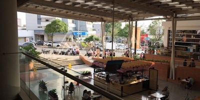 Descripción del inmueble
Inmueble de tipo comercial de un nivel más mezanine, ubicado en el primer piso del CC Uniplex, con fachada sobre la Calle 14 y la Av. Circunvalar, una zona céntrica de la ciudad de Pereira, caracterizada por un amplio desarrollo comercial y de vivienda de alto nivel. El local cuenta con el uso exclusivo de dos parqueaderos.
Área rentable:
• Área Nivel 1: 239.24
• Área Mezanine: 68.33
• Área Total:307.57m2
• Valor administración 2022: $ 7.925.647
• Impuesto predial 2022: $11.910.948 (Pagando con descuento)
• Inmueble con disponibilidad inmediata para venta
• Condiciones de entrega: Estado actual