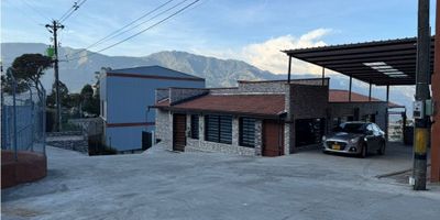 Bodega sobre la Autopista Medellín Bogotá antes del peaje, cuenta con 13 metros de altura, energía de 112.5 KVA, Área 500 metros cuadrados.

Farith Copete 3014299381

Codigo: No. 8497409
