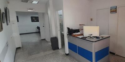 Local Comercial en Arriendo - 120 m² - Villavicencio

Se ofrece en arriendo amplio local comercial de 120 m² ubicado en una zona estratégica de Villavicencio. Ideal para diversos tipos de negocios, especialmente en el sector de la salud, con licencia de construcción y concepto de suelo apto para dichas actividades.

Características del inmueble:


 Salón principal de 5 x 8 m² con ambiente libre, adecuado para oficinas o área de atención al público.
 Recepción independiente, perfecta para la gestión de visitas y atención al cliente.
 Dos unidades sanitarias para mayor comodidad.
 Ambiente libre adicional en forma de L, adaptable a diferentes necesidades.
 Bodega/Archivo con espacio para almacenamiento y organización de documentos.
 Cuarto de aseo para mantenimiento y limpieza del local.
 Cuarto de servicio, ideal para personal auxiliar.
 Dos bahías de parqueo privadas, con acceso exclusivo para los inquilinos y clientes.


Otras características:


 Contador eléctrico independiente para mayor control del consumo.
 Licencia de construcción vigente y concepto de suelo apto para salud u otras actividades comerciales.
 La edificación no cuenta con conexión de gas natural, pero dispone de conexión única de acueducto.


Este local es una excelente opción para empresas que requieren espacios amplios y versátiles. Contáctenos para más información o para programar una visita.
