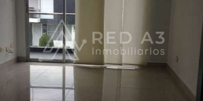 Casa de dos plantas en conjunto cerrado, cocina integral, 3 habitaciones, una de ellas en primer piso, 3 baños uno de ellos en el primer piso completo con ducha y se complementa con la habitación ideal para personas adultas mayores que tengan limitaciones con el desplazamiento sobre todo para subir escaleras, estudio que algunas veces es usado como habitación ya que posee un espacio generoso que incluye closet, terraza, patio de ropas, amplia zona social campestre, ubicada cerca de colegios, universidades, supermercados y centros comerciales. Fácil acceso.