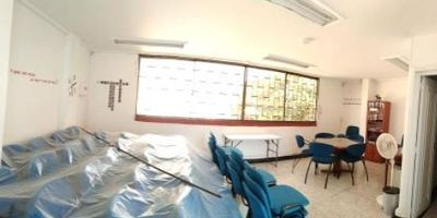 Local Comercial en Arriendo - 42.25 m² - Tercer Piso - Villavicencio

Se arrienda local comercial de 42.25 m² ubicado en el tercer piso de un edificio en una ubicación estratégica en Villavicencio. Este inmueble es ideal para oficinas, atención al público o actividades comerciales de diversa índole.

Características del local:


 Salón principal de ambiente libre, adecuado para oficinas o área de atención al público.
 Área de oficinas, ideal para el desarrollo de tareas administrativas.
 Cocineta
 Un baño
 Contador eléctrico independiente, lo que permite un control preciso sobre el consumo de energía.


Otras especificaciones:


 Licencia de construcción vigente y concepto de suelo apto para salud u otras actividades comerciales.
 La edificación no cuenta con conexión de gas natural, pero tiene conexión única de acueducto.


Este local es una excelente opción para empresas que buscan un espacio versátil y bien ubicado. Para más información o para programar una visita, no dudes en contactarnos.
