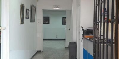 Locales Comerciales en Arriendo - Areas 120 m² y 42.25 m² - Villavicencio

Se ofrecen en arriendo dos locales comerciales ubicados en una zona estratégica de Villavicencio, ideales para oficinas, atención al público o actividades comerciales, especialmente en el sector de la salud. Ambos cuentan con licencia de construcción vigente y concepto de suelo apto para diversas actividades.

Local 1 - Area 120 m² - Primer Piso


 Amplio salón principal de 5 x 8 m² con ambiente libre, perfecto para oficinas o área de atención al público.
 Recepción independiente para la gestión de visitas.
 Dos unidades sanitarias.
 Ambiente libre adicional en forma de L, adaptable a diferentes necesidades.
 Bodega/Archivo y cuarto de aseo.
 Cuarto de servicio y dos bahías de parqueo privadas.
 Contador eléctrico independiente para mayor control del consumo.


Local 2 - Area 42.25 m² - Tercer Piso


 Salón principal de ambiente libre ideal para oficinas o área de atención al público.
 Área de oficinas, cocineta y un baño.
 Contador eléctrico independiente para control preciso de consumo.


Características comunes:


 Licencia de construcción vigente y concepto de suelo apto para salud u otras actividades comerciales.
 La edificación no cuenta con conexión de gas natural, pero dispone de conexión única de acueducto.


Ambos locales ofrecen espacios amplios, versátiles y bien ubicados, perfectos para empresas que buscan comodidad y funcionalidad. Para más información o para programar una visita, no dudes en contactarnos.
