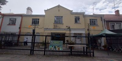 Espectacular e interesante inmueble comercial en Quinta Camacho,  con tres locales comerciales y otro espacio para oficinas o vivienda, excelente ubicación central con alto flujo vehicular y peatonal,  la casa está construida sobre un gran lote con 17 metros de frente por 22 metros de fondo, tiene dos pisos construidos y cuatro entradas independientes, los servicios públicos llegan estrato 4 y genera renta superior al 0.8% mensual, se ofrece a un precio muy competitivo de oportunidad, muy por debajo del valor de mercado e inferior al avalúo catastral actual, gran oportunidad de inversión. Llámenos o escribamos para tener el gusto de atenderlos.