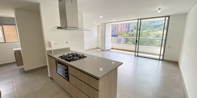 Codigo 26520. Apartamento en arriendo ubicado en Envigado sector Loma del Chocho Descripción general del inmueble:* 2 Habitaciones, 1 vestier, 1 closet* 2 baños* Salon - comedor* Zona de ropas* Cocina abierta integral* Balcón* Parqueadero doble lineal* Cuarto útil* Red de gasZonas comúnes:* Portería 24 Horas* Lobbie* Coworking* Parque infantil* Gimnasio* Salón social* Piscina para adultos* Piscina para niños* Sauna* Turco* Zonas verdes* Zona de mascotas* Parqueadero de visitantesCerca a: Colegio Cumbres, Mall Terracina Plaza y City Plaza.