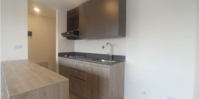 Este apartamento de 60m² es ideal para quienes buscan comodidad, funcionalidad y una excelente ubicación en Rionegro. Con 2 habitaciones, cada una con su propio vestier, y 2 baños y medio, tendrás un espacio amplio y privado. La cocina semi-integral es práctica y funcional, complementada con una zona de ropas independiente.

El piso en cerámica es fácil de mantener y resistente, y la red de gas garantiza eficiencia energética. Además, cuenta con parqueadero y cuarto útil, ofreciendo comodidad adicional.

Ubicado en un estrato 5, el apartamento está cerca de Mall Reserva Plaza y el Parque El Llanito, lo que te ofrece acceso a transporte, comercios y zonas recreativas.

¡Este apartamento es ideal para quienes buscan un hogar accesible y bien ubicado en Rionegro!

Código del inmueble: S989

¡Agenda tu visita hoy mismo!