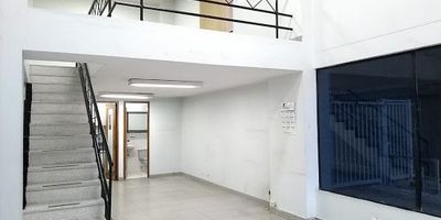 Comodo local de dos niveles y con parqueadero en Laureles sobre la avenida Nutibara, lo cual asegura un facil acceso y una rapida movilidad, una excelente facilidad de transporte publico y permite acceder a una amplia variedad de oferta comercial, gastronomica, institucional, educativa y de servicios. Su ubicacion en medio de vias arterias permite desplazarse con facilidad a cualquier punto del area metropolitana y regiones cercanas.