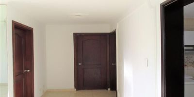 Apartamento en venta/arriendo  ubicado en la ciudad de Barranquilla sector Alto Prado, el apartamento se encuentra en piso 4 con un área de 80.mt2 y consta de 2 habitaciones, 2 baños, buena distribución en sus áreas con amplios y cómodos espacios, fresco y acogedor, su entorno es tranquilo y residencial con cómodas vías de acceso y facilidad al transporte público cercano, sobre el sector puede encontrar, parques, colegios, restaurantes y droguerías cercana