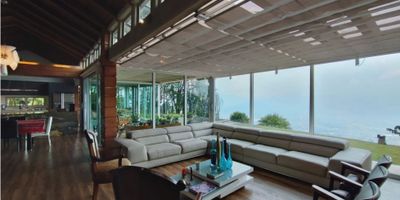 Venta de casa ubicada en el Poblado sector las Palmas, Medellín en exclusiva parcelación, a tan solo 10 minutos del centro comercial El Tesoro, con excelentes vías de acceso vehicular.

Esta casa cuenta con un área construida de 500 m² sobre un lote de 2.210 m². Sus cálidos espacios y excelente distribución la hacen muy acogedora. La sala y comedor están integrados con la cocina con isla. Los ventanales permiten disfrutar de una vista única a la ciudad.

La propiedad tiene 4 alcobas, todas con baño y vestier. Además, cuenta con estudio, biblioteca, y baño social.

Rodeada de naturaleza, con un hermoso jardín que hace de esta casa un lugar fresco y tranquilo, IDEAL para aquellas familias que buscan un lugar privilegiado para disfrutar en familia.

Cuenta con 2 parqueaderos, alcoba de servicio con baño, zona de lavandería y patio cubierto.

La parcelación cuenta con vigilancia 24 horas.

Predial trimestral: $7.700.000
