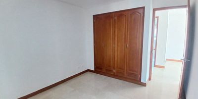 Codigo 26523. Apartamento en arriendo ubicado en Medellín sector Laureles Descripción general del inmueble:* 4 Habitaciones, 1 vestier, 3 closet* 5 baños* Sala* Comedor* Cocina cerrada integral* Biblioteca o estudio* Zona de ropas* Balcón* Parqueadero doble paralelo* Cuarto útil* Red de gas* Servicios públicosZonas comúnes:* Portería 24 Horas* Parque infantil* Gimnasio* Salón social* Piscina para adultos* Piscina para niños* Turco* Parqueadero de visitantesCerca al Primer Parque de Laureles y La Avenida 33.