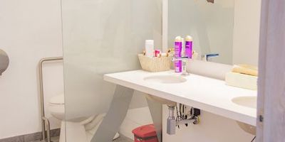 Oficinas ubicadas en la torre A del edificio Venados, cuenta con sistema contra incendio, sistema de aire acondicionado centralizado, escaleras presurizadas, entre otras amenidades. Este edificio se encuentra ubicado en la zona financiera, económica y bursátil más representativa del país, estando frente a la Bolsa