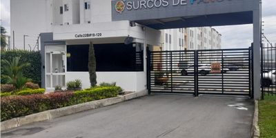 Apartamento en Venta – Conjunto Residencial Surcos de Pangola, Jamundi. Ubicado en el primer piso con excelentes acabados, consta de sala comedor , cocina integral moderna funcional con barra americana  estilo bar, tres alcobas con closet, dos baños completos. Todas las ventanas tienen rejas de seguridad y angeos.   Muy cerca al centro comercial Alfaguara, almacenes de cadena , Exito WOW, La Gran Colombia, D1, ARA, droguerias y otros. ¡Una excelente oportunidad para disfrutar de un espacio confortable en una zona tranquila y bien ubicada! Para más información o agendar una visita, contáctenos.
