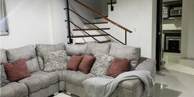 Casa de 117 m2 en Urapanes, Villamaría

Oportunidad de vivir en una casa de dos niveles con espacios bien iluminados y distribuidos para toda la familia.
Ideal para quienes buscan seguridad y confort en un conjunto cerrado en una zona tranquila.

Descripción de la propiedad
En el primer piso se integra el garaje con la sala y el comedor en un ambiente fluido, acompañado de una alcoba, baño social, cocina integral y un amplio patio de ropas. En el segundo nivel un estudio precede tres alcobas, incluida la principal con baño privado, y un baño completo para las habitaciones secundarias. La vivienda cuenta con armarios empotrados, piso laminado, calentador y gas domiciliario.

Descripción del entorno y acceso
La urbanización estrato 3 ofrece acceso pavimentado, citófono e intercomunicador, así como un tanque de reserva de agua y vigilancia permanente. Está cerca de parques, centros comerciales y rutas de transporte público, garantizando comodidad y conveniencia.

Contáctanos
Escríbenos por WhatsApp para conocer más detalles y agendar tu visita. Nuestro equipo te guiará en cada paso para que encuentres tu nuevo hogar.


