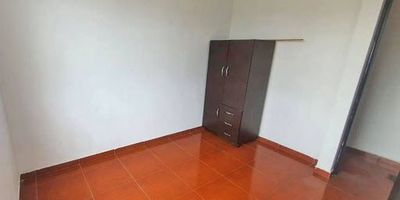 Hermoso apartamento de aproximadamente 62 m2. Cuenta con sala comedor, cocina integral, dos baños, uno social y uno privado, zona de ropas.
Ubicado a 15 minutos de la Plazoleta de Madrid, supermercados de cadena y a sector comercial, colegios y hospitales cercanos.
Cómodo y gran acceso a transporte público municipal e intermunicipal y vías como Calle 13 y Calle 80.