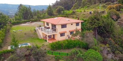 Finca en VENTA de 5 alcobas, 3 baños, corredor, terraza con jacuzzi, portada eléctrica, zonas verdes amplias, parqueaderos, piscina de agua natural.