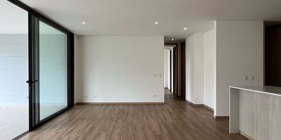 Apartamento en arriendo  en unidad cerrada en sector tranquilo, campestre y poco flujo vehicular. Piso en madera, sala comedor, 2 alcobas con baño en cada una, cocina integral abierta, balcon y parqueaderos paralelos cubiertos . Conjunto cerrado con ascensor, piscina, gimnasio, salon social, parques infantiles, zonas verdes, citofonia, vigilancia 24 hrs, y circuito cerrado de tv. Inmuebles sujetos a verificación de disponibilidad.
